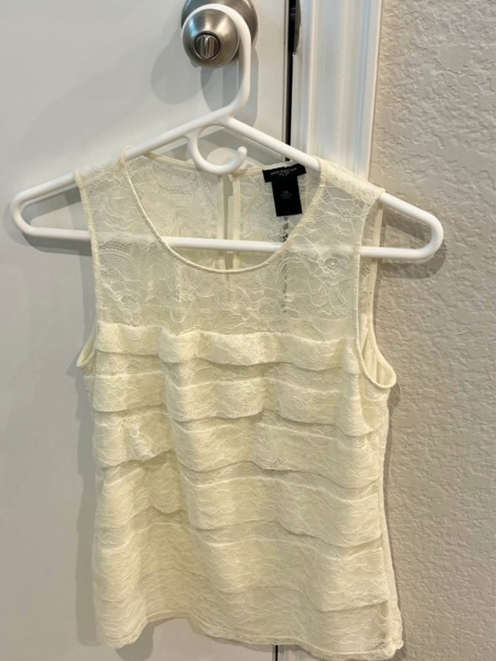 Ann Taylor tiered cream sleeveless blouse XS